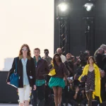Натовп на подіумі та яскравий гардероб: Moschino влаштував незвичне шоу в Мілані