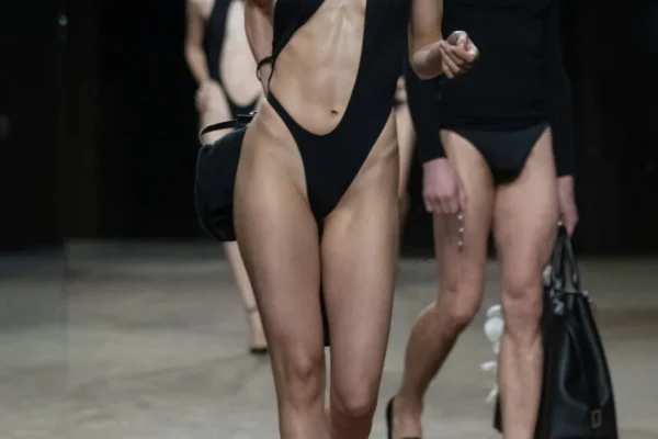 Тиха сексуальність та гра на межі: колекція Tom Ford Весна-Літо 2027 від Гайдера Акерманна