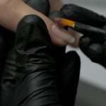 Як зняти гель-лак без пошкодження нігтів: розмочування замість здирання — Контекст, техніка та практичні нюанси