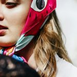 Як носити шовкову хустку: вузли, пропорції та захист делікатної тканини — Контекст, техніка та практичні нюанси